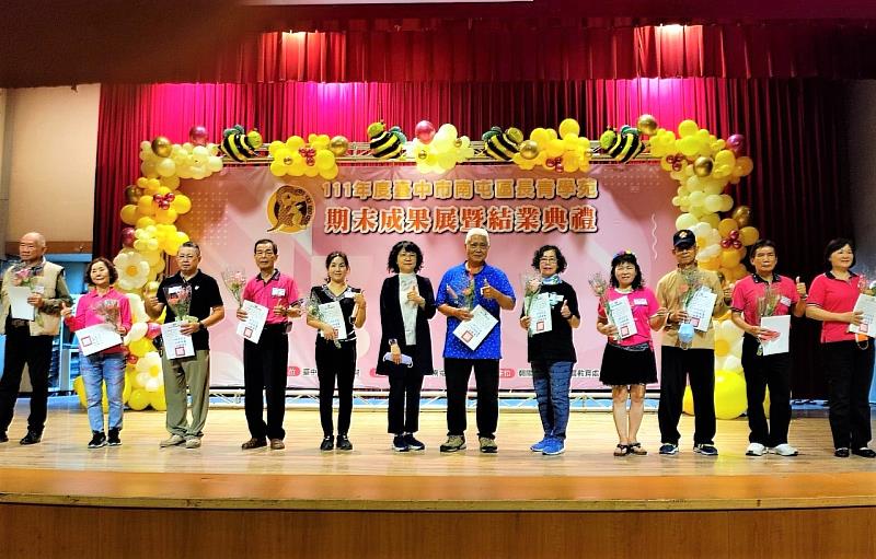 南屯區長青學苑熱心服務的班代，特別接受朝陽科大推廣教育長廖淑珠(中)表揚。