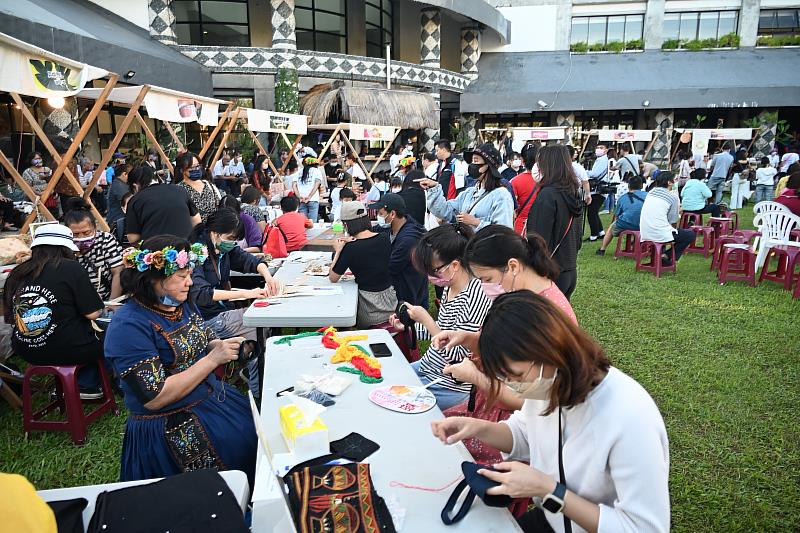 原住民部落大學成果音樂會暨文化體驗市集 頒贈學員暨優秀講師證書