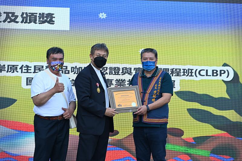 原住民部落大學成果音樂會暨文化體驗市集 頒贈學員暨優秀講師證書