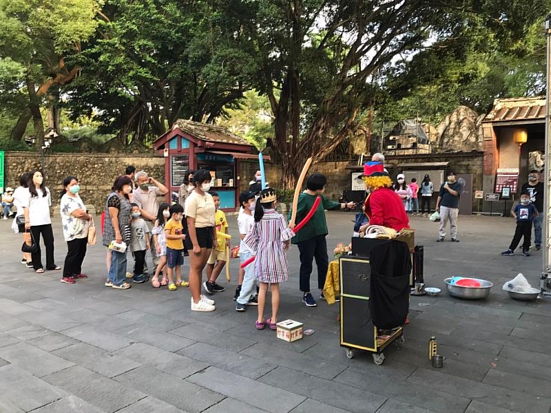 現場觀眾欣賞完精彩表演後，踴躍排隊索取造型汽球!