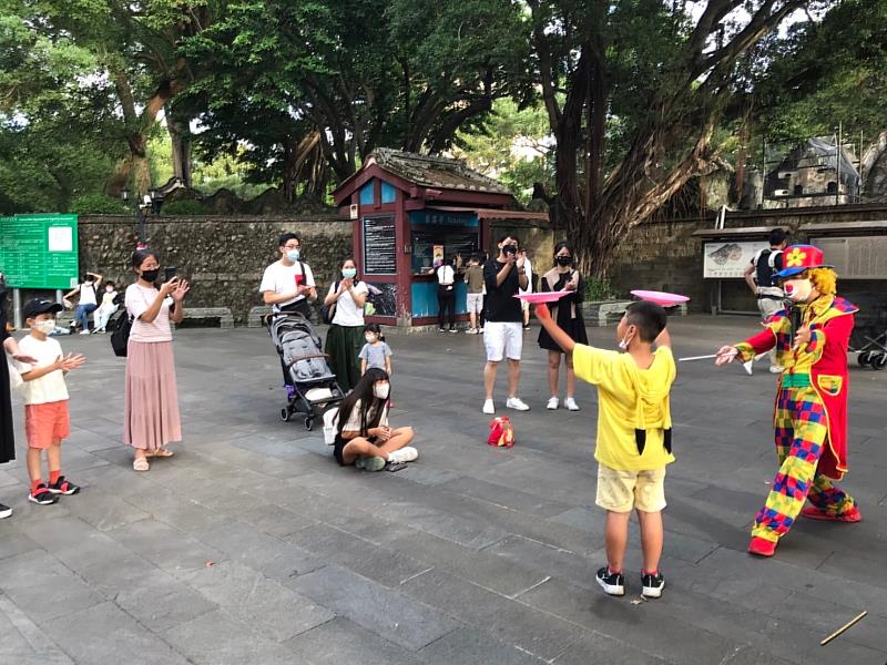 小丑魔術師邀請小朋友體驗雜技，現場掌聲及歡笑聲不斷!