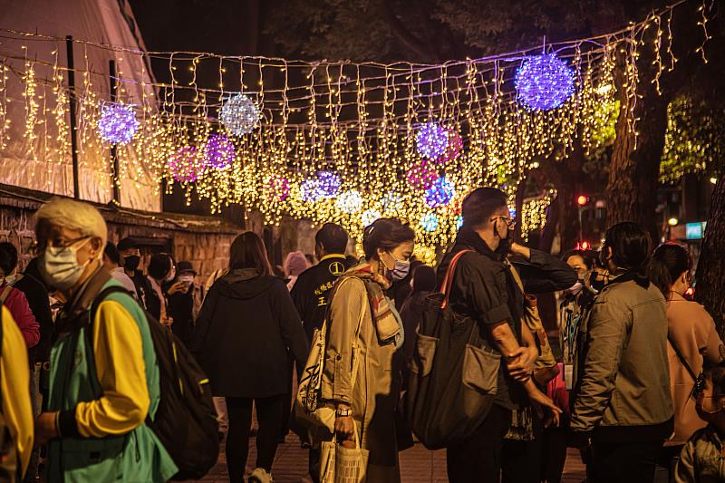 國定古蹟林本源園邸點亮西門街光廊持續至明年1月2日，歡迎民眾蒞臨賞燈海。