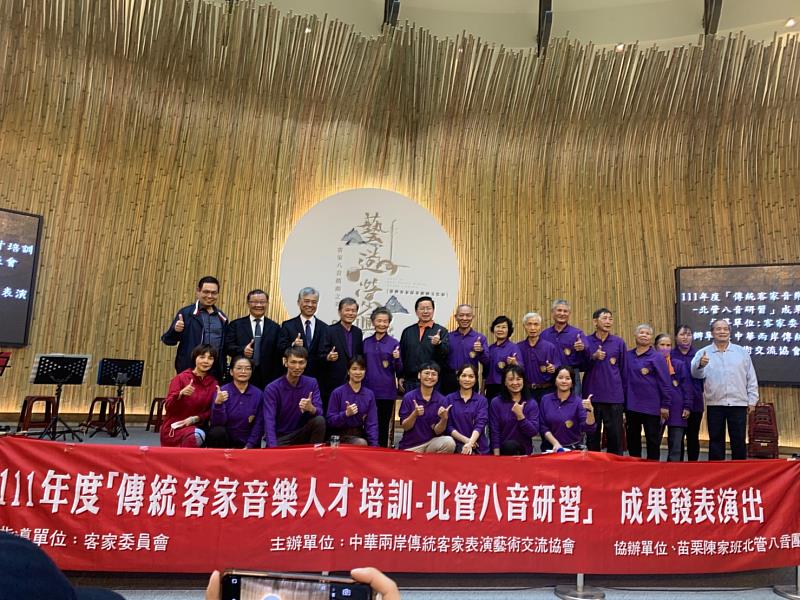 「111年度『傳統客家音樂人才培訓北管八音研習』」期末成果展演大合照。