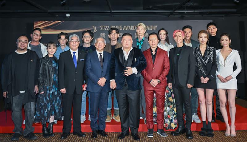 圖四：第一屆新風獎短片創作大賽揭獎，世新大學校長陳清河（前排左四）、衛山資本總裁林伯駿（前排左五）、風度影業董事長鄭人豪（前排右四）與星級頒獎嘉賓合影（風度影業提供）