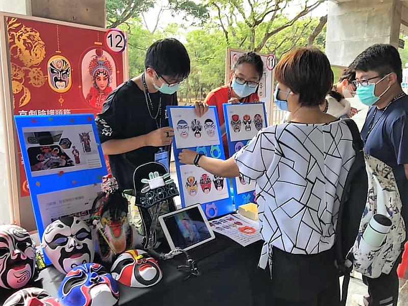 東海大學環工系同學跨域學習分享京劇臉譜頭飾不同的造型和設計