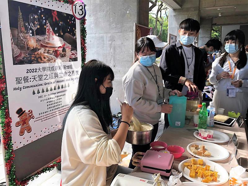 東海大學商管、資工系學生跨足食品科學領域應用發酵原理製造「聖餐」。