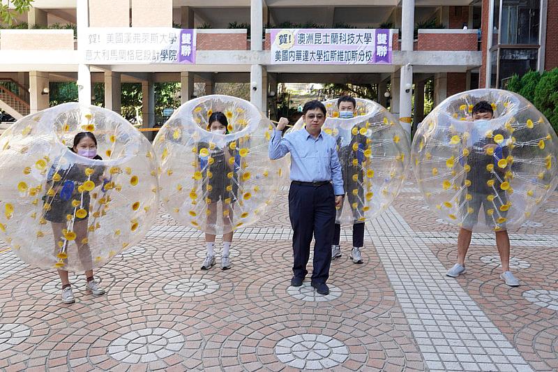 大葉大學管理學院院長汪志堅(中)為參加泡泡足球賽的新生加油