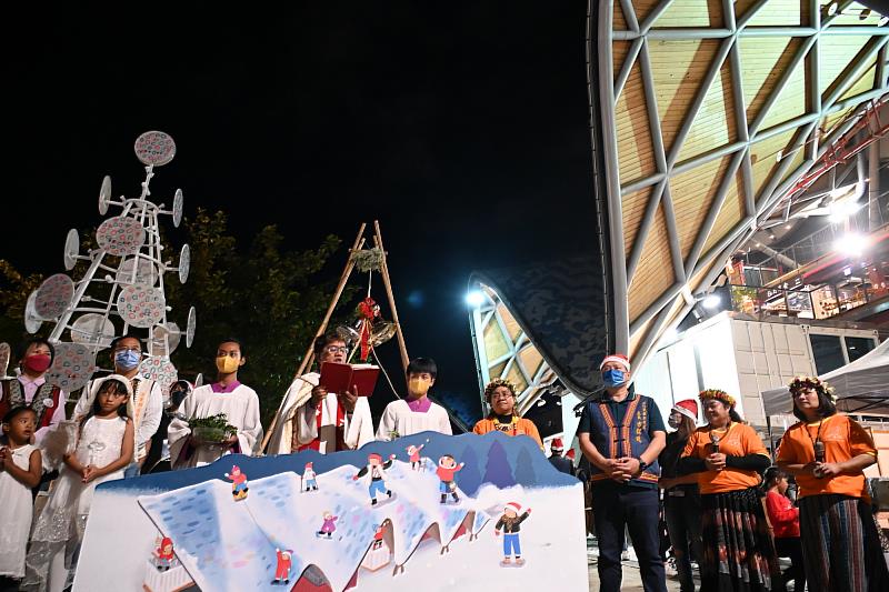 全國最原住民氛圍聖誕樹！臺東波浪屋‧原創館聖誕嘉年華開跑 饒慶鈴歡迎大家體驗原民之美