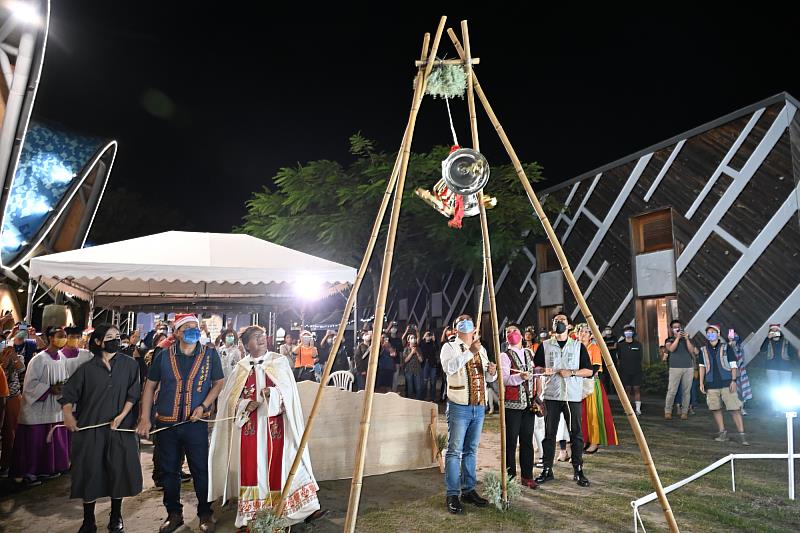 全國最原住民氛圍聖誕樹！臺東波浪屋‧原創館聖誕嘉年華開跑 饒慶鈴歡迎大家體驗原民之美