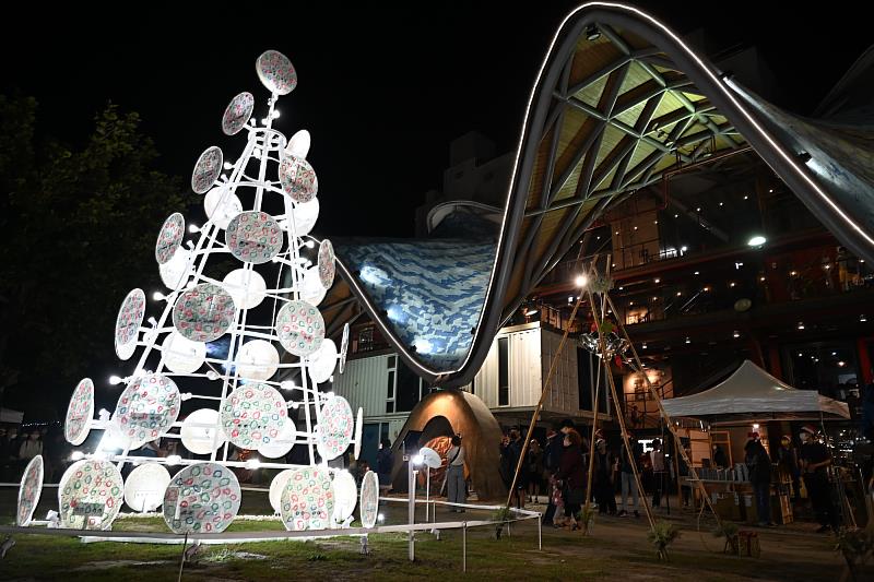 全國最原住民氛圍聖誕樹！臺東波浪屋‧原創館聖誕嘉年華開跑 饒慶鈴歡迎大家體驗原民之美