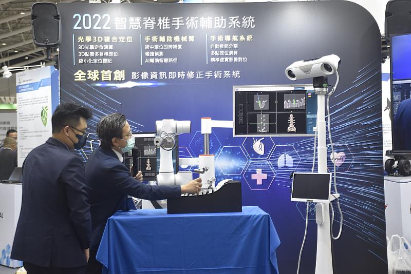 邀請臺北醫學大學附設醫院醫師吳孟晃(右)與金屬中心代理組長黃炳峰現場演示多椎節即時定位導航手術輔助系統