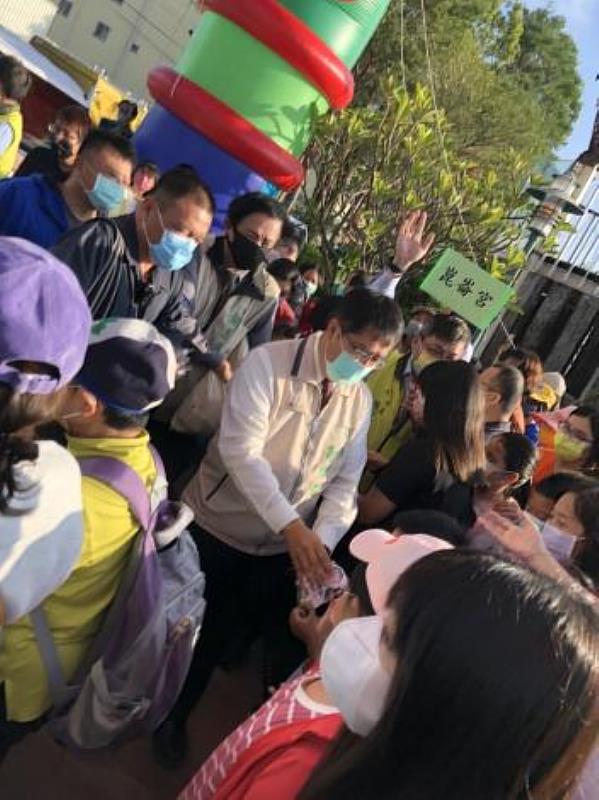 台南市長黃偉哲發送糖果給參與民眾。
