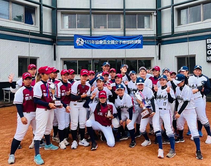 協會盃女棒冠軍戰由「接棒未來」對上「樂天桃園」，賽後兩隊開心合影。 頂新和德文教基金會提供