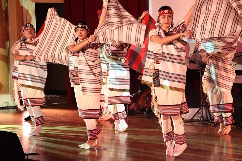 團員手持傳統織布舞出傳統泰雅族女子學習織布的過程。（圖／新北市原住民族行政局提供）