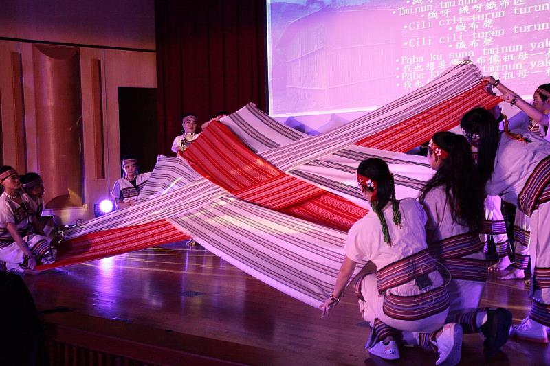 團員以織布布料交織舞出泰雅族傳統織布手法。（圖／新北市原住民族行政局提供）