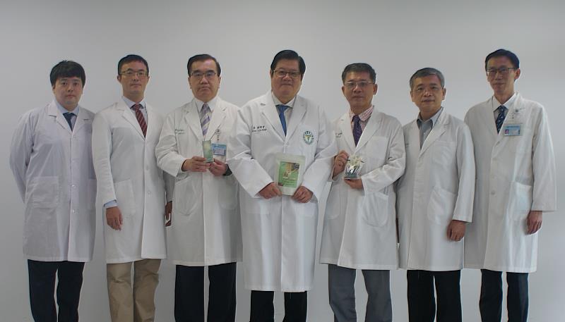 中國醫藥大學抗新冠科研團隊，左起助理教授王韋然、學士後中醫學系助理教授歐世宸、附設醫學院副院長薛博仁、校長洪明奇、中醫學院教授暨附設醫院中醫部部主任黃升騰、附設醫院內科部感染科主任何茂旺、附設醫院藥劑部中藥科副主任蔡邱轔。