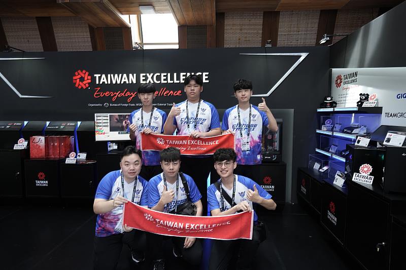 2. 來自臺灣的職業電競隊伍ONE Team Esports前來參觀體驗