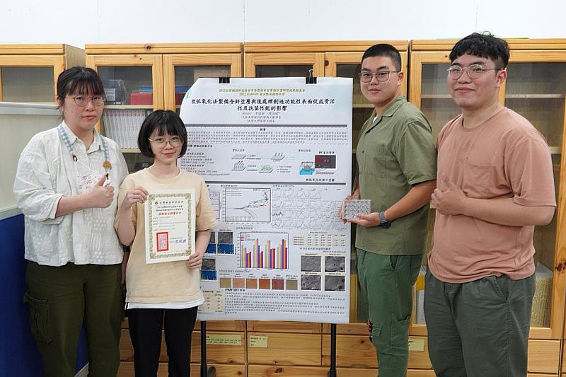 大葉大學醫工系廖淑娟老師(左一)恭喜學生獲獎