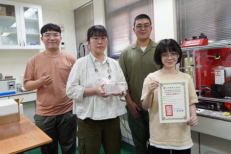 大葉大學醫工系廖淑娟老師(前排左)指導學生進行生醫材料研究