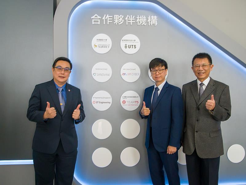 東吳大學反網路勒索攻擊應變小組重級的兩大聯盟夥伴，新加坡科技工程公司網路資安總裁吳膺俊(左)、TeamT5杜浦數位安全公司創辦人蔡松廷(中)、東吳大學校長潘維大(右)