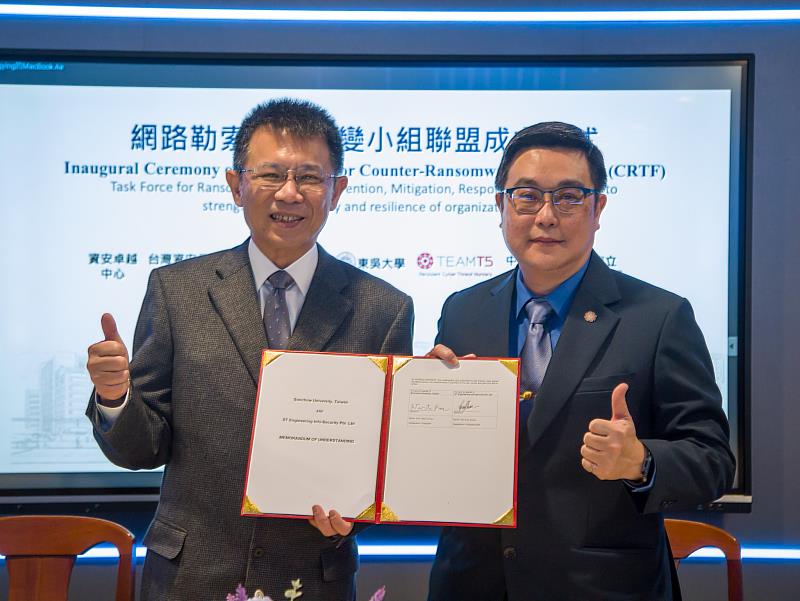 東吳大學校長潘維大(左)與新加坡科技工程公司網路資安總裁吳膺俊(右)簽約