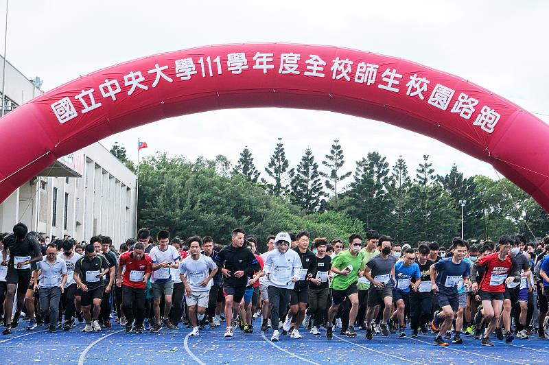 戶外口罩解封，加上天公作美，中央大學111學年度全校師生校園路跑有近2000名師生熱情響應。
