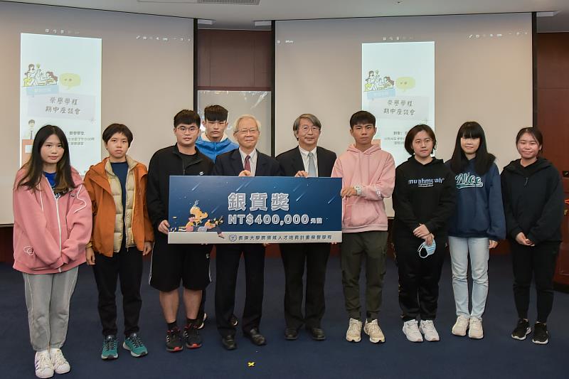 湯明哲校長(左五)與楊智偉副校長(右五)頒發銀質獎給獲獎代表同學。
