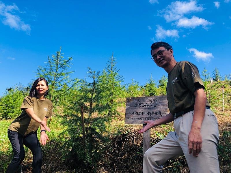 檜山坊與嘉義林管處一起走訪110年認養的香杉造林地，看見苗木茁壯非常肯定林管處對造林工作的努力及用心