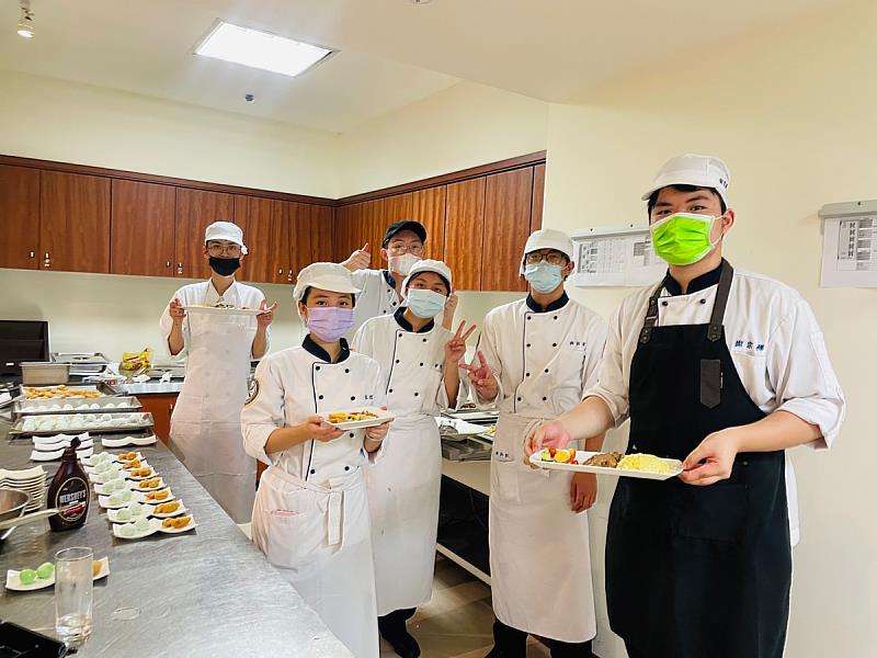 餐旅系學生以傳統印尼料理巴東牛肉附印尼香飯作為主餐，香辣濃郁的口感，讓前來品嚐的師生一吃就愛上(照片來源：義守大學提供)