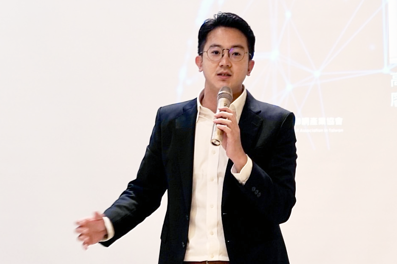 經發局長廖泰翔指出，市府致力推動元宇宙及5G AIoT產業發展，近兩年已見產業群聚成效，市府會當大家最好的推銷員與後盾，攜手打造高雄成國際智慧港都