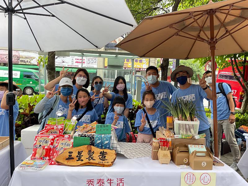 「社團法人台灣三星製造未來假日學校促進會」現場辦理蔥油餅與銀柳手作活動