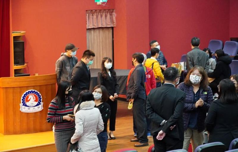 實習就業媒合說明會結束後，8大企業集團各自分開和師生進行更深入的交流與面談。
