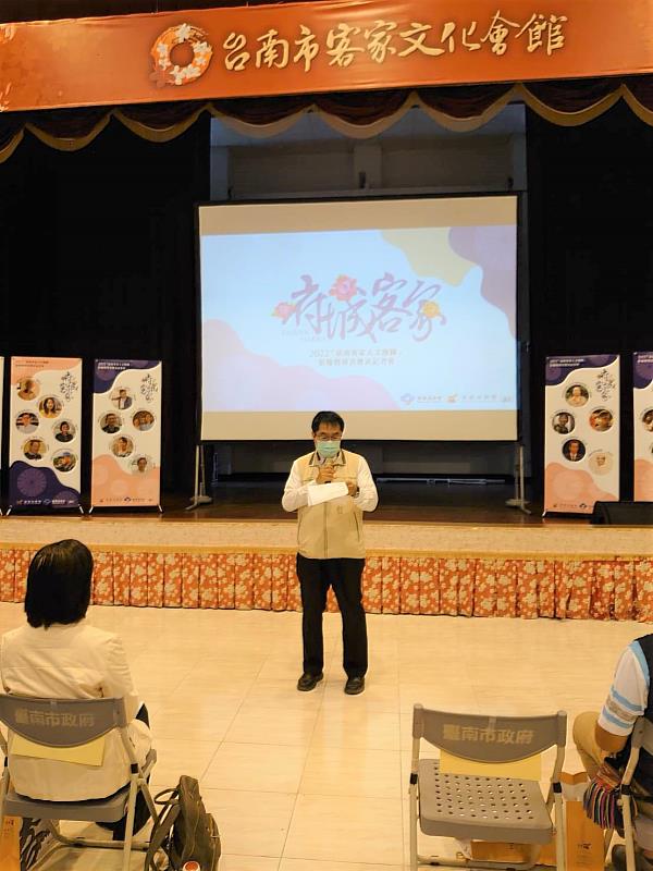 黃偉哲市長表示，「美食只是藥引，書也只是一個說故事的部分，能夠藉著說故事，讓大家深入來體會客家文化，這就是我們要推動的」。