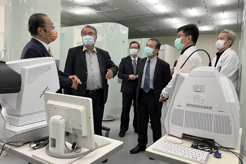 參與大健康學院產學合作人才培育的醫療機構代表參觀中華醫大先進特色實驗室