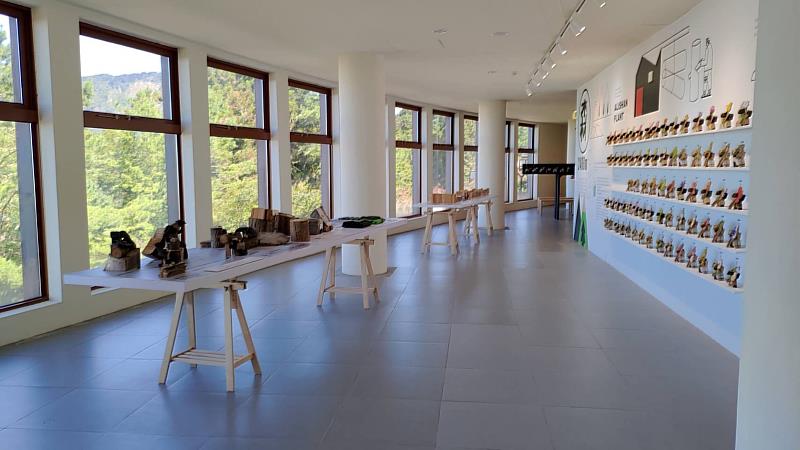 館內可一邊欣賞美景一邊透過森林木製公仔及歷史文化記憶木雕藝術，瞭解阿里山的文化故事