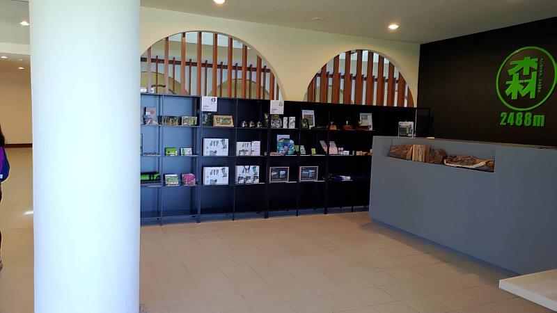 識別主題的文創商品販賣可讓遊客收藏專屬阿里山的記憶