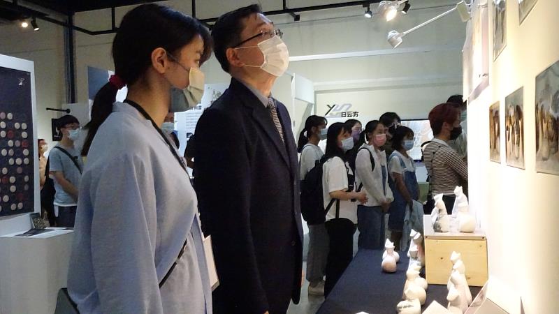 《旬見》東華大學趙涵捷校長參觀展覽。