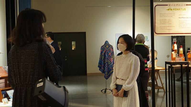 《旬見》東華大學藝術學院徐秀菊院長聆聽展覽介紹。