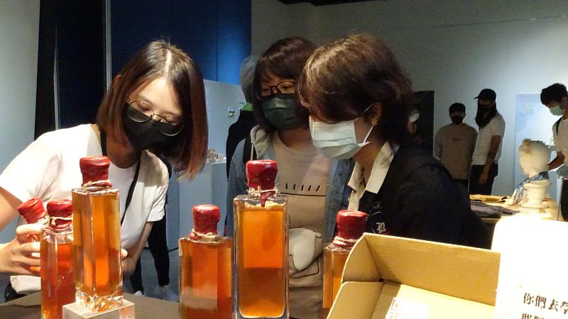 《旬見》同學介紹新創商品。