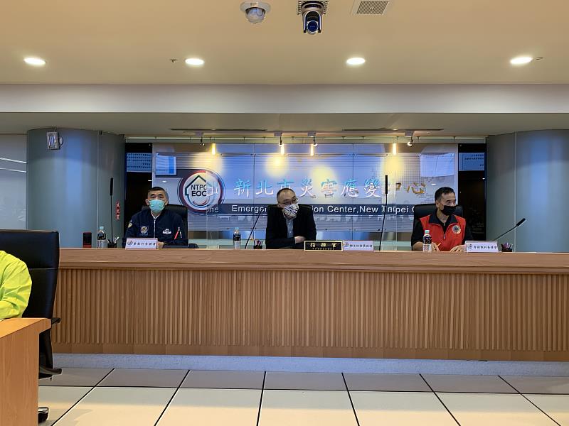 新北市核安監督委員會再次強調，請台電公司依法提出修正資料，依程序送請審核，新北市政府將予協助；併請台電公司依據行政院政策，興建室內乾貯設施，不要將核二廠燃料池貯存空間的問題，推給地方政府，混淆視聽，誤導民眾。新北市期待大家共同面對問題，呼籲中央加速處理核廢料貯存問題，並承諾新北市不會成為中期暫存及最終處置場所。