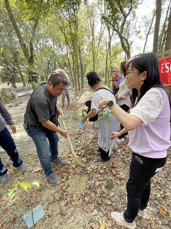 植樹活動發起人曾秋堂同學(左)及帶隊老師顏聰玲(右)