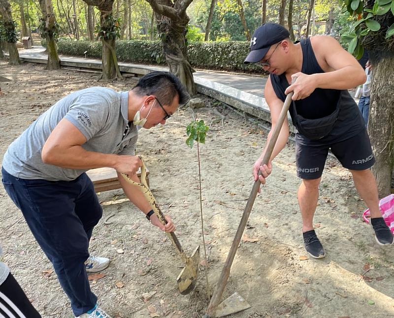 房管系進修部學生響應植樹活動