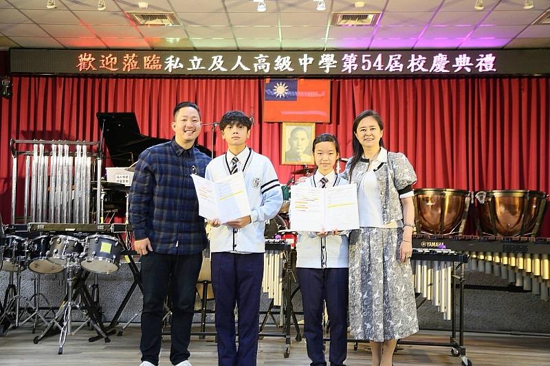 典禮中賴惠文校長一一頒發獎勵金給學生，殷殷道賀並深切激勵。