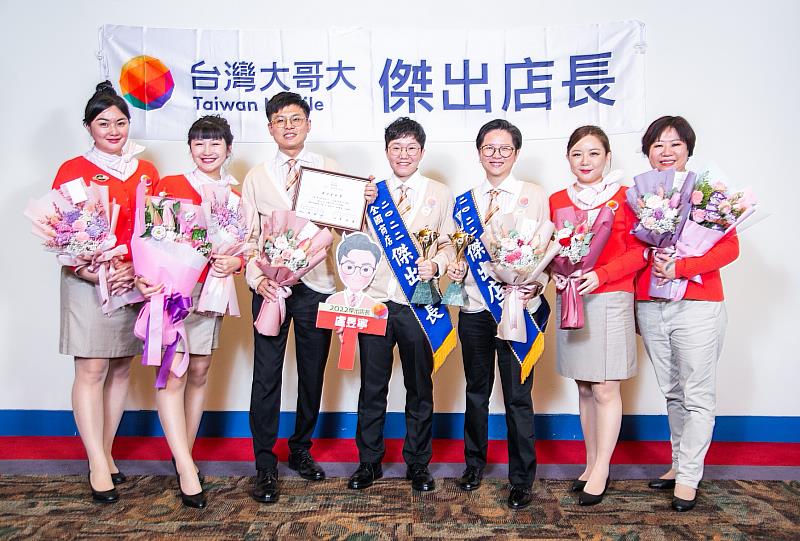 台灣大哥大共有7位同仁獲得「優良店長」，從左到右分別是何姿陵、劉慧慈、陳彥文、盧昱寧、謝昀君、黃郁淳、張慧屏。