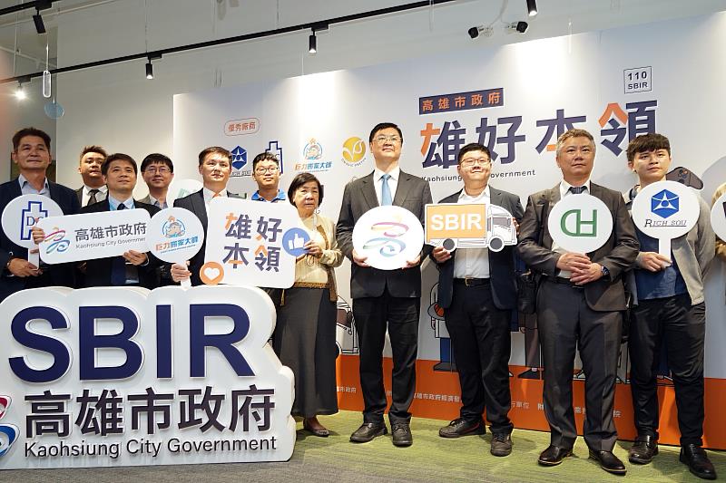 副市長羅達生(中)與現場展示業者合影。