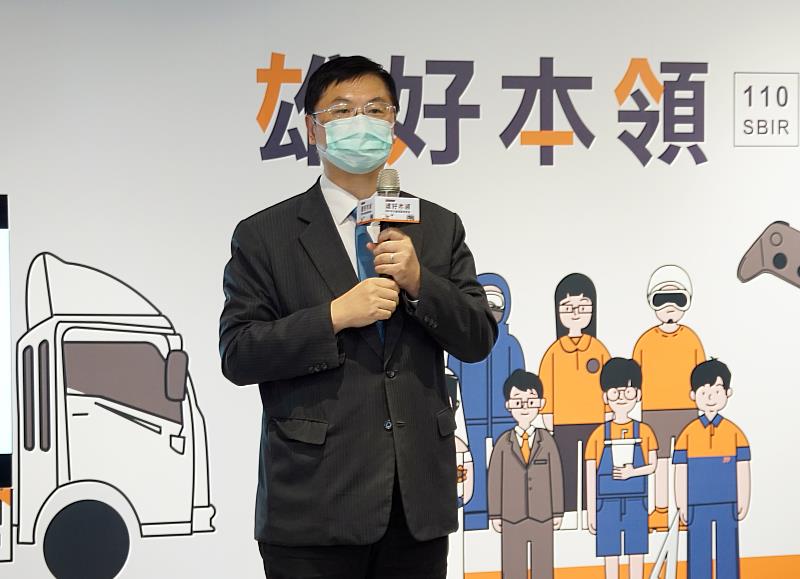 副市長羅達生指出，110年高雄市SBIR有232家提出申請、52家獲選、補助金額超過3,500萬元，旨在透過政策工具引領中小企業投入創新研發，發展高附加價值的斜槓市場。