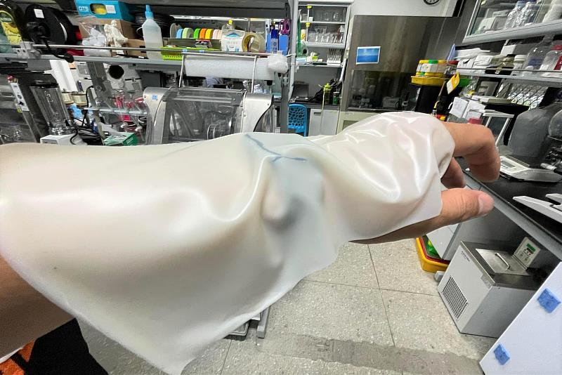 以廢棄牡蠣殼與海藻開發出的環保生物塑膠包材