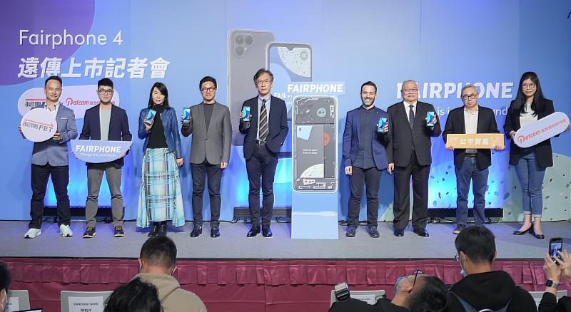 史上最環保手機Fairphone 4於8日舉辦台灣上市記者會，由遠傳電信獨家開賣，將於12.12盛大在台上市，遠傳8日起至12.11開放線上預約登記！照片左五為遠傳個人家庭事業群資深副總趙憶南、左四為Fairphone獨家代理商皇鋒通訊執行副總陳禧冠。