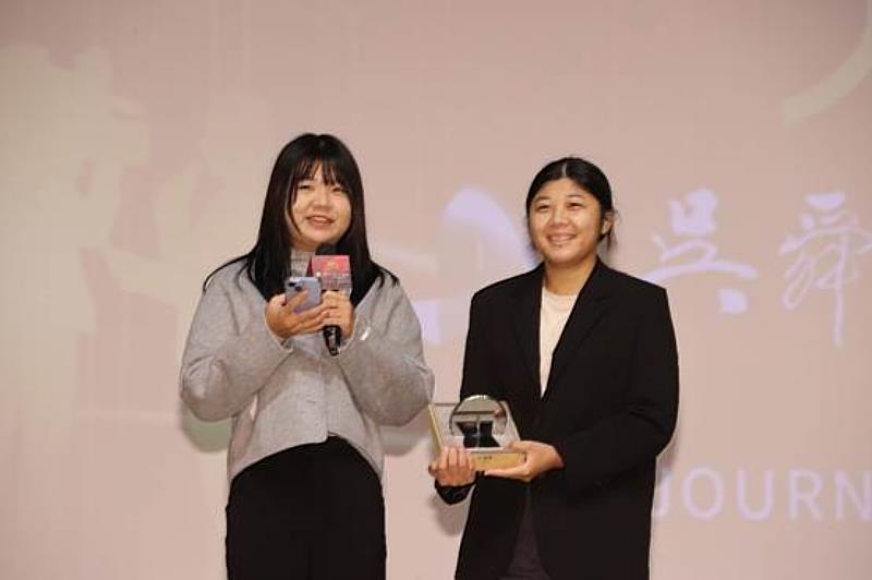 圖二：新聞系學生林怡昕（左起）、李明媚榮獲影音類學生組新聞深度報導獎首獎（攝影／鄭清元）