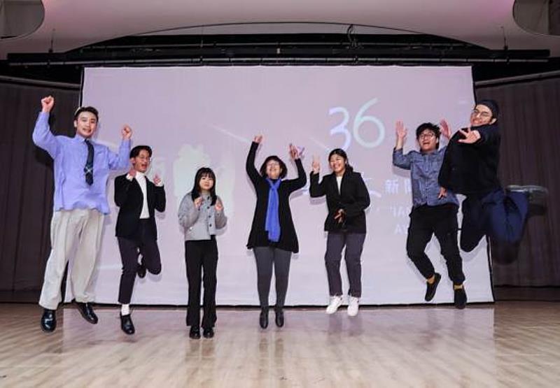 圖四：指導老師陳秀鳳（中）與所有入圍及得獎同學開心合影，左起林子敬、楊旂、林怡昕、陳秀鳳、李明媚、董子誠、洪郁翔（攝影／鄭清元）